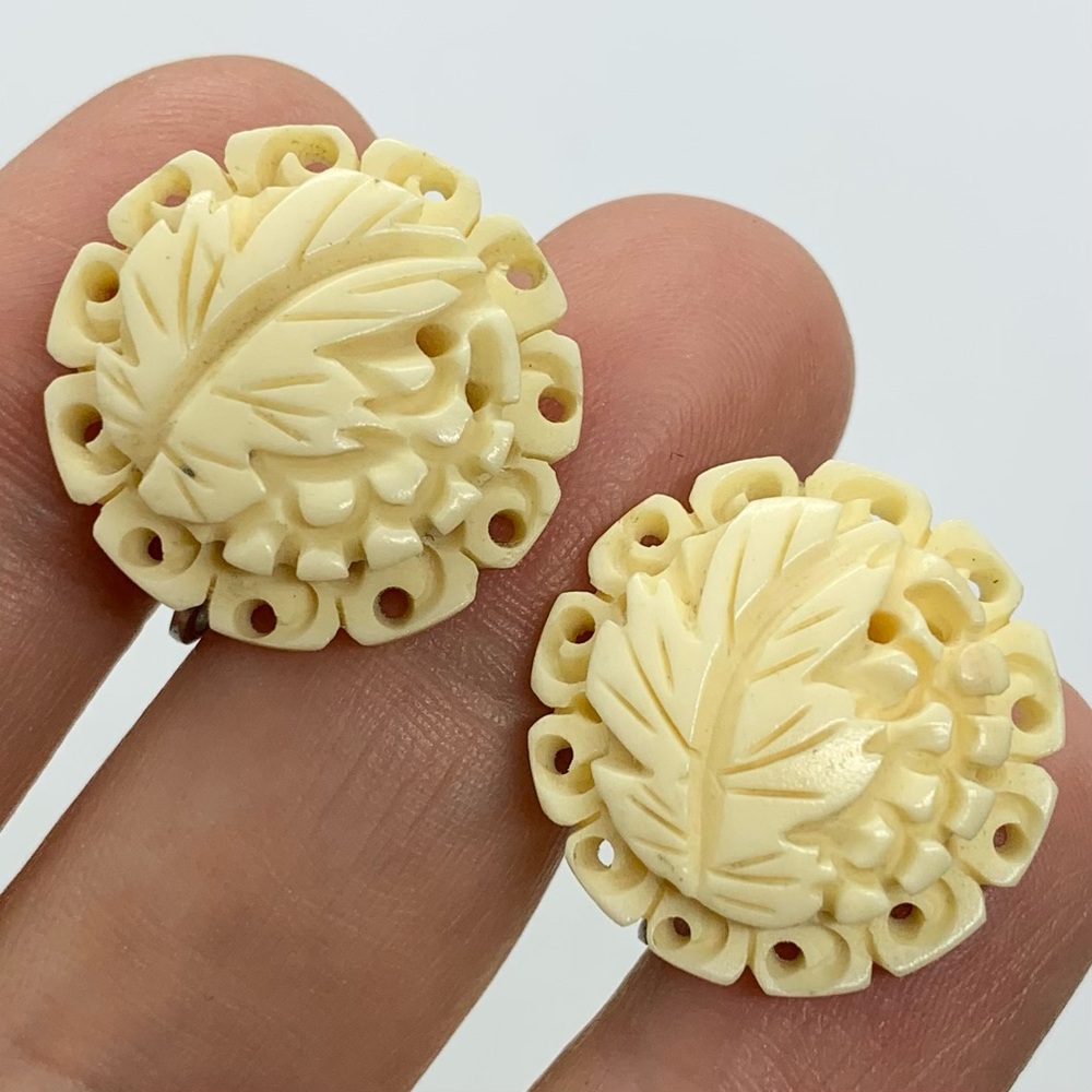 VINTAGE JAPANESE CARVED BONE LEAVES ROUND SCREW BACK SIGNED JAPAN 7/8”